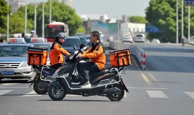 外卖后厨进行直播，食品安全检测仪保障食品安全问题